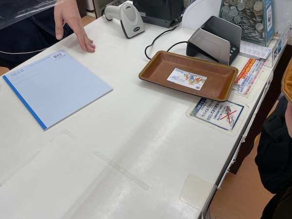 ワンダーグーのレジで図書カードを出す様子