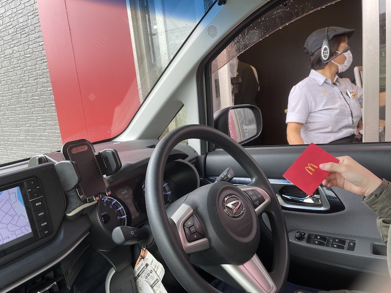 ドライブスルーでマックカードを受け取る様子